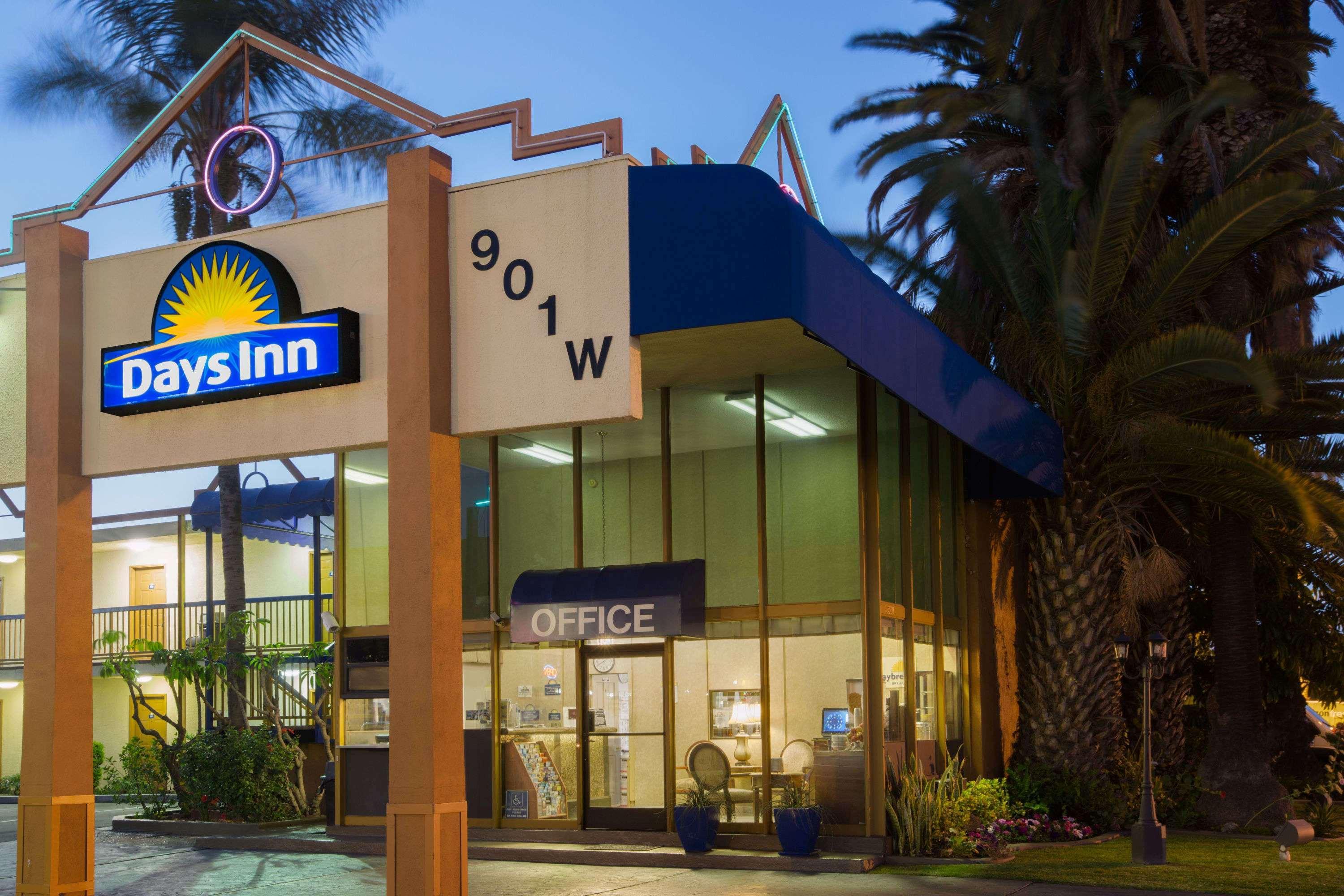 Days Inn By Wyndham Los Angeles Lax/Venicebch/Marina Delray Ингълуд Екстериор снимка